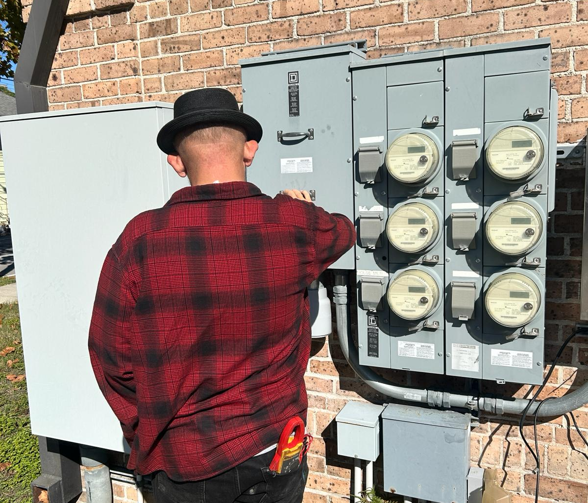 https://electrician-neworleans.com/wp-content/uploads/2025/12/panel-upgrade-img-new-v2.webp